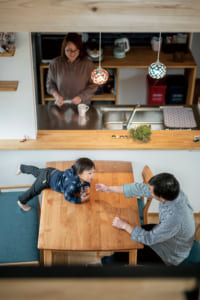 将来的に子ども部屋にもなるロフトや、スキップフロアのワークスペースと繋がる吹き抜けのリビング。立体感のある空間使いが家族の繋がりを生み出す。